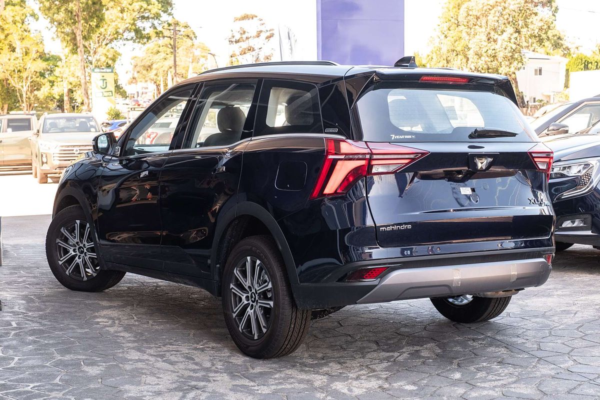 2025 Mahindra XUV700 AX7