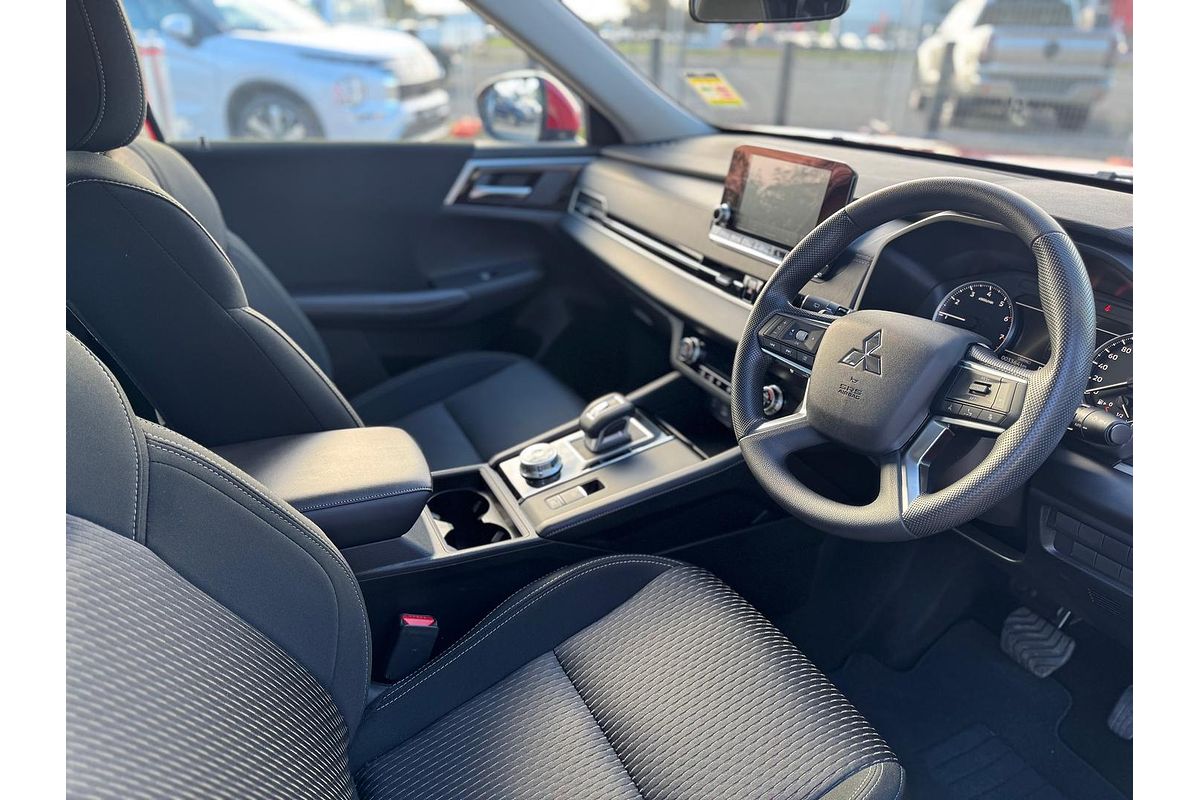 2025 Mitsubishi Outlander ES ZM