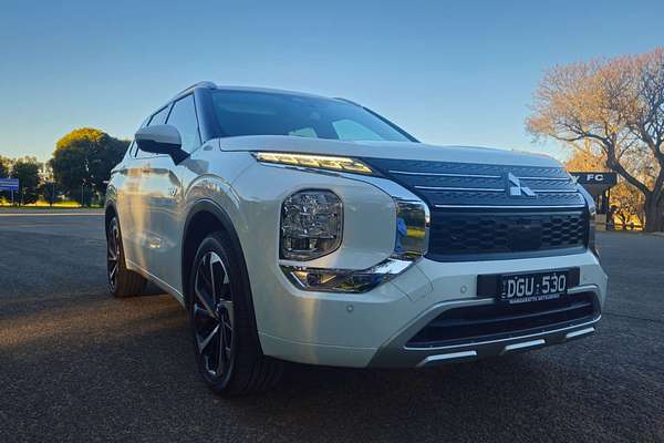 2025 Mitsubishi Outlander PHEV Exceed ZM
