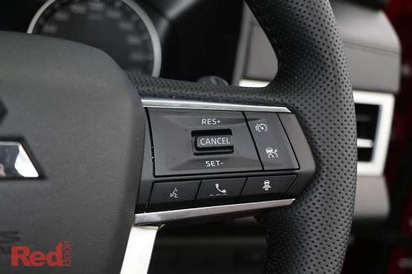 2025 Mitsubishi Outlander Black Edition ZM thumb-16