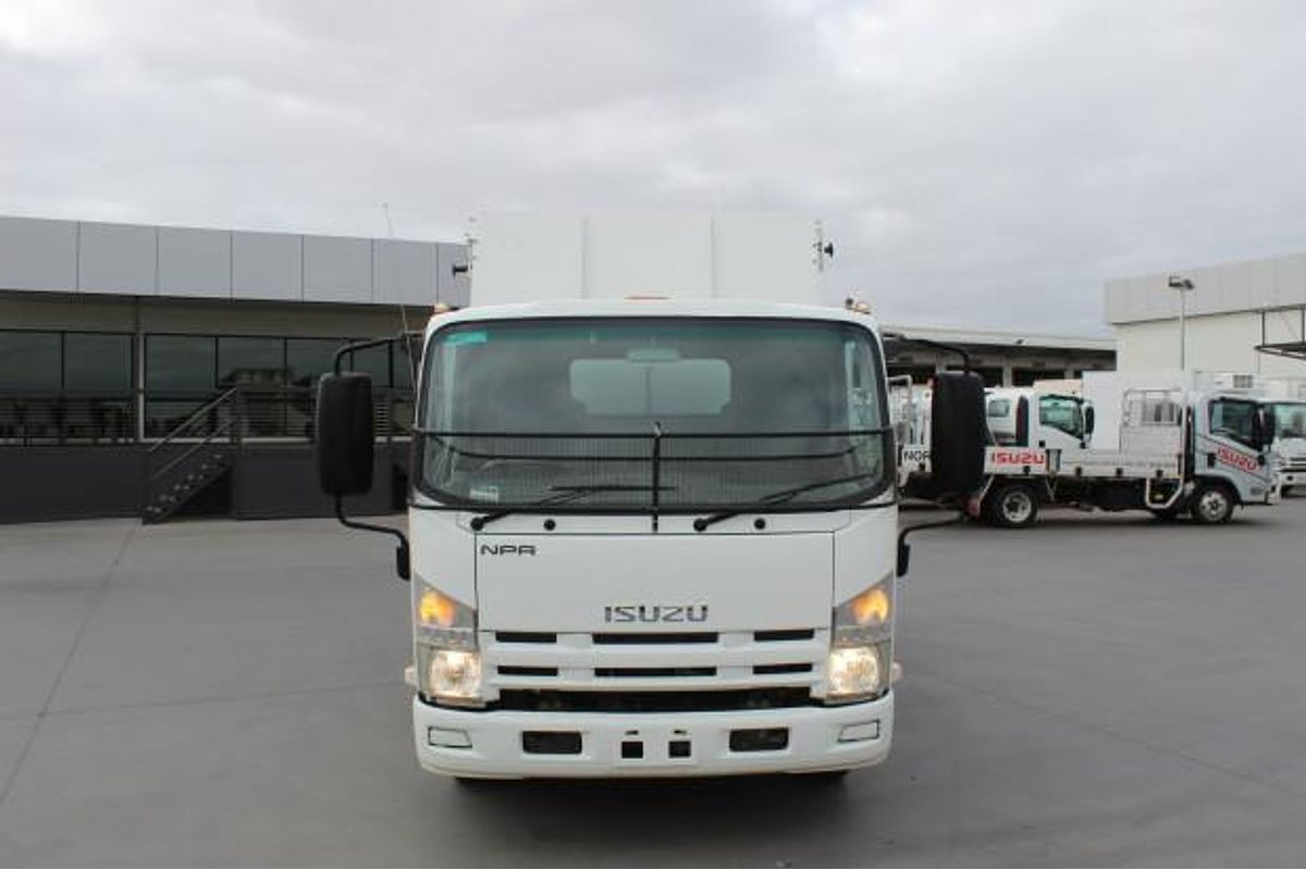 2011 Isuzu N-Series Tipper