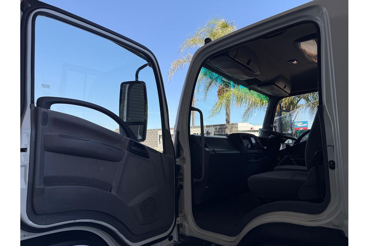 2013 Isuzu F Series FSS 550 4x4 image 15