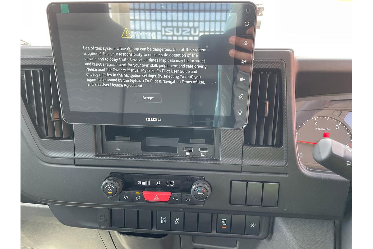 2025 Isuzu Nlr 45-150 image 17