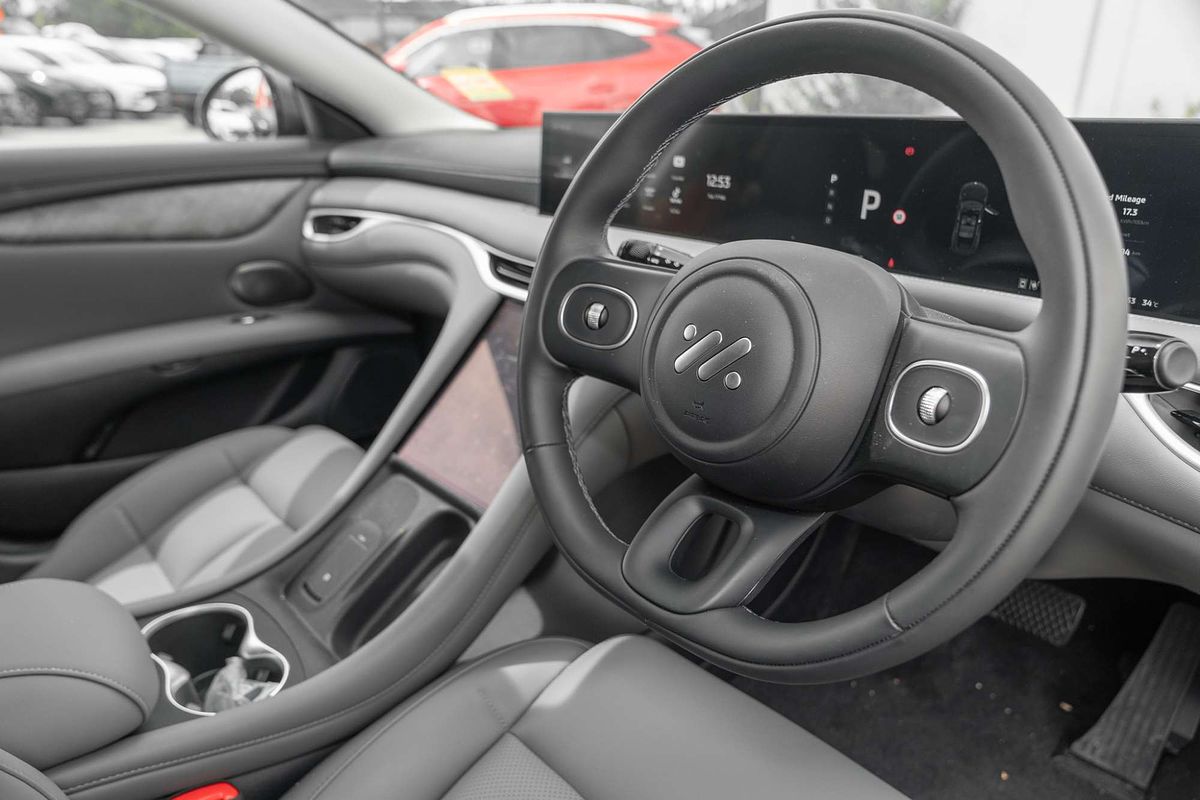 2025 MG IM5 Premium P12L