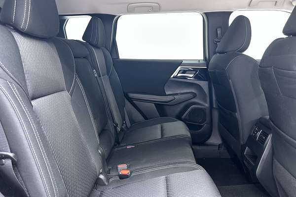 2024 Mitsubishi Outlander LS ZM thumb-11