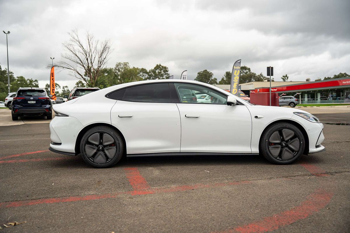 2025 MG IM5 Premium P12L