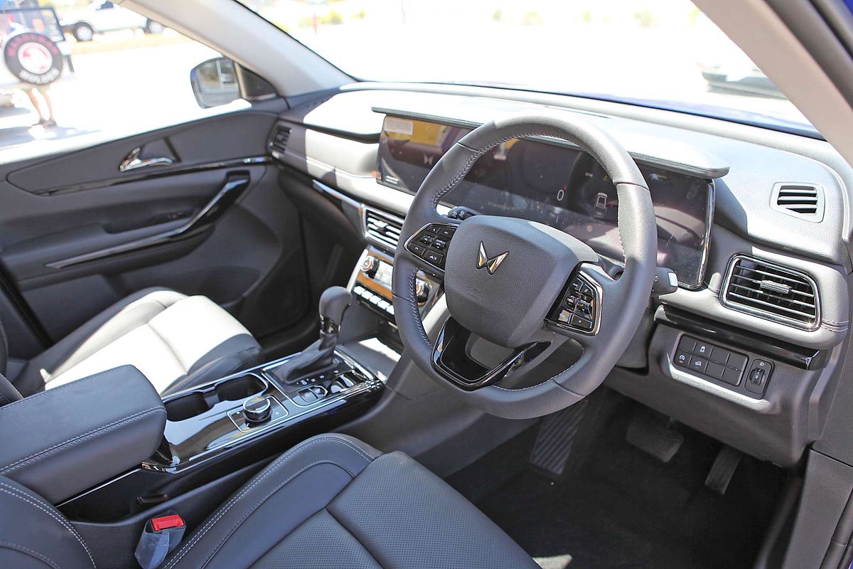 2025 Mahindra XUV700 AX7L