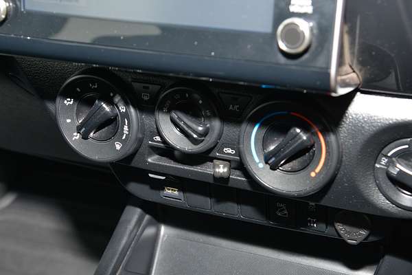 2025 Toyota Hilux SR GUN126R 4X4 thumb-12