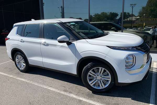 2023 Mitsubishi Outlander ES ZM