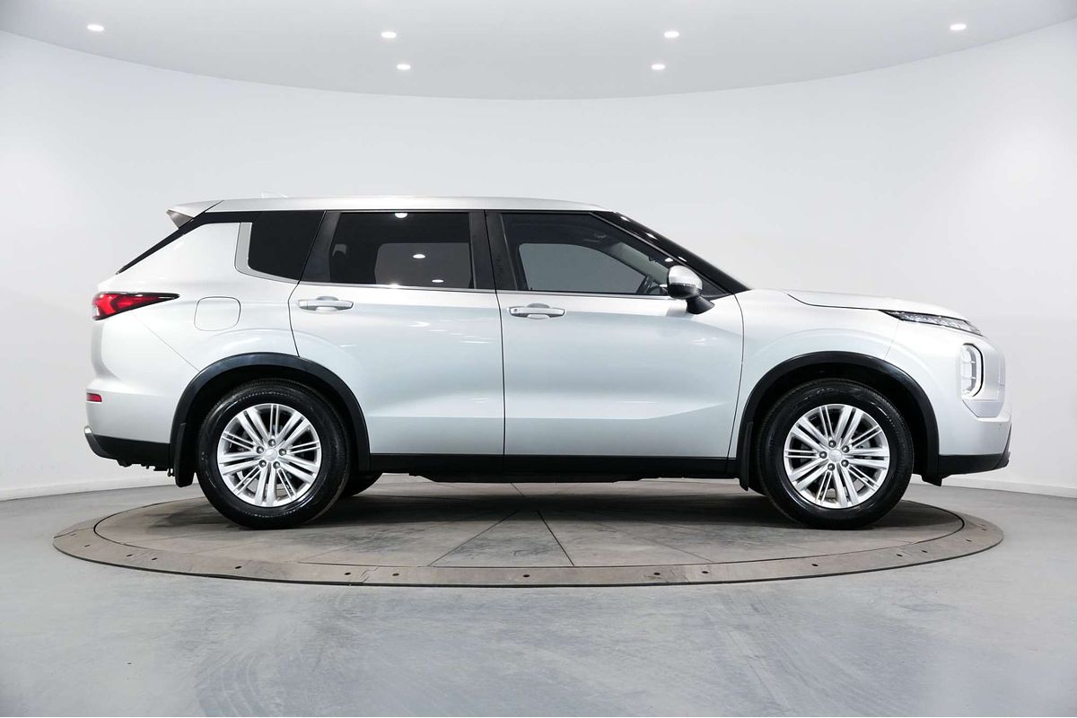 2023 Mitsubishi Outlander ES ZM