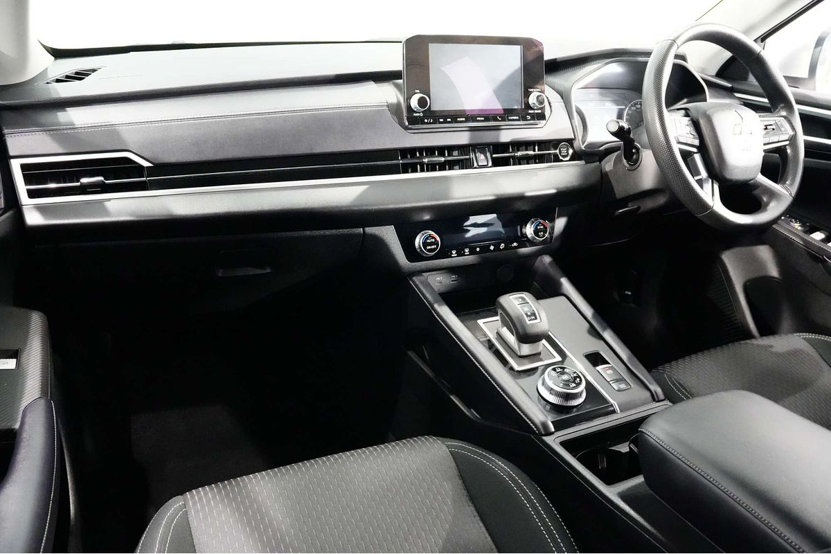 2023 Mitsubishi Outlander ES ZM