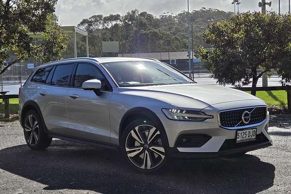 2022 Volvo V60 Cross Country B5