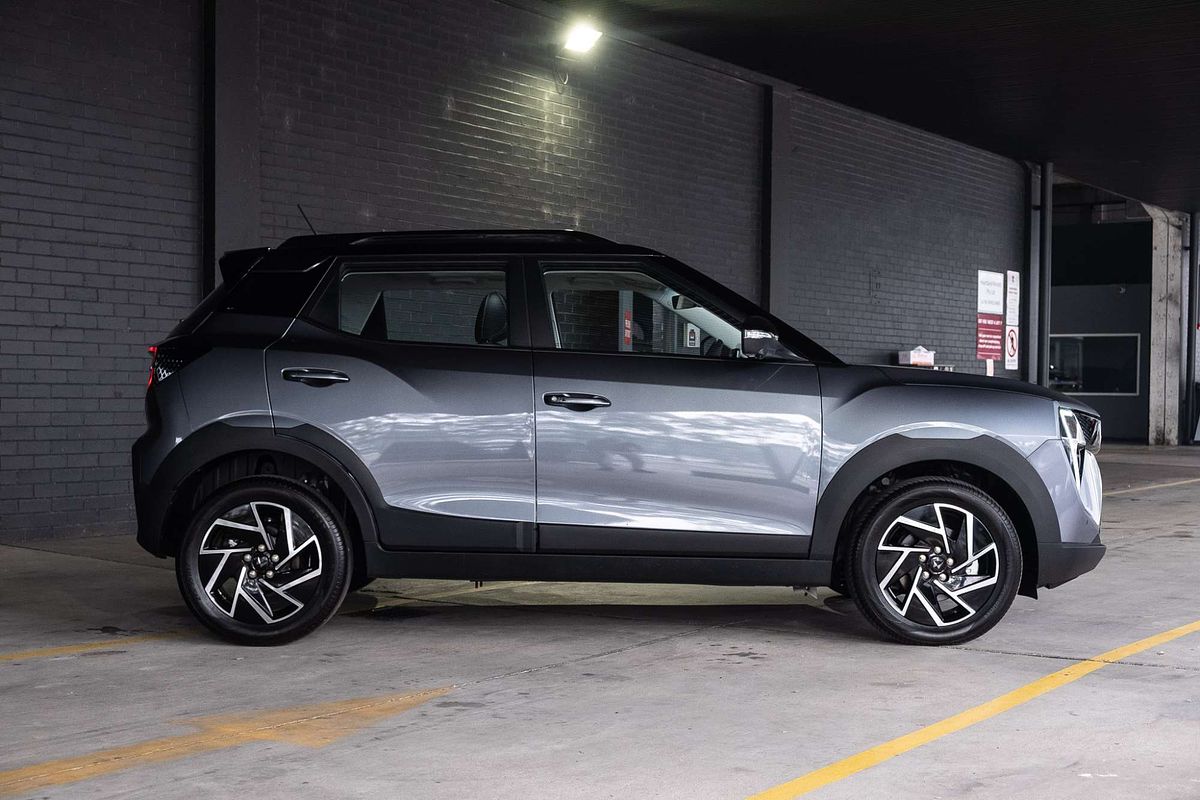 2025 Mahindra XUV3XO AX7L
