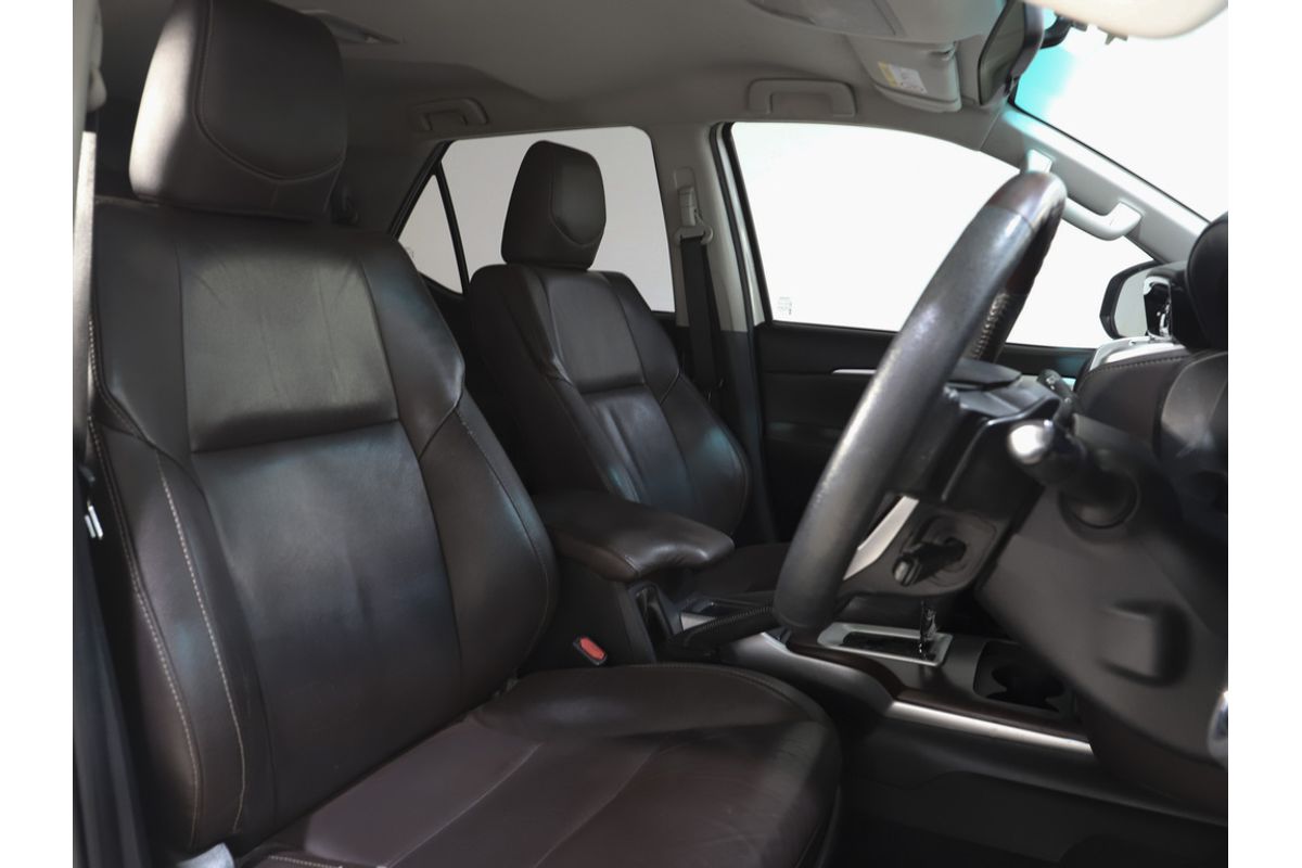2016 Toyota Fortuner Crusade GUN156R image 16