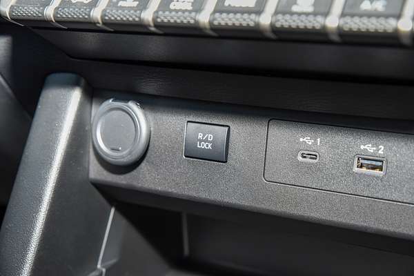 2025 Mitsubishi Triton GLX-R MV 4X4 thumb-12