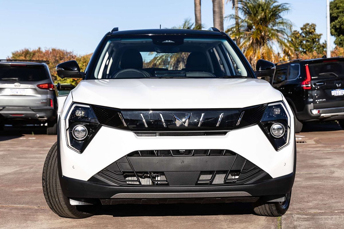 2026 Mahindra XUV3XO AX5L