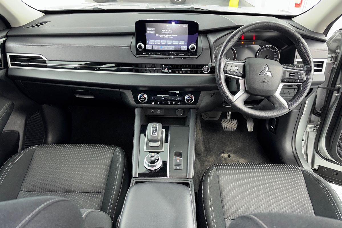 2025 Mitsubishi Outlander ES ZM