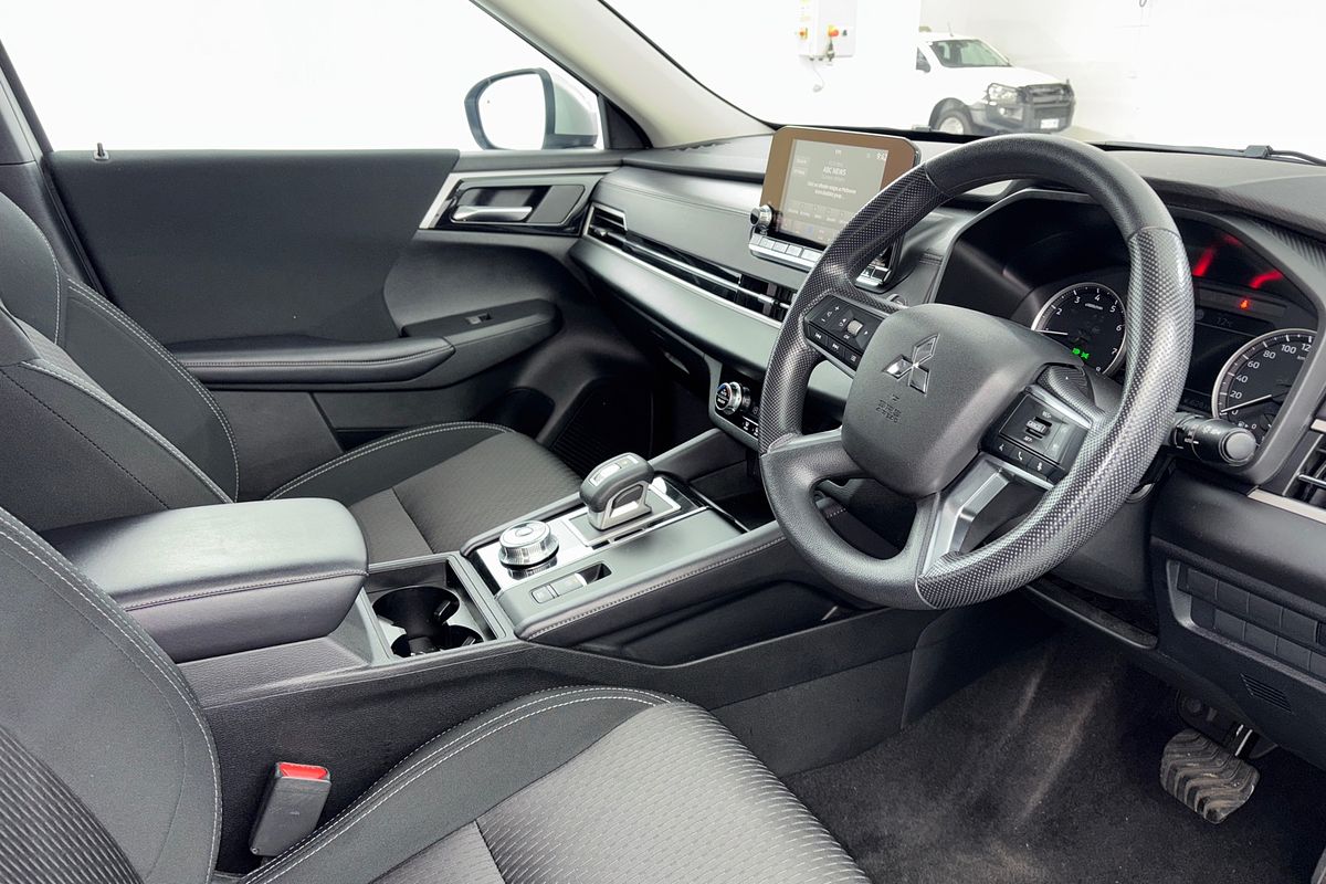 2025 Mitsubishi Outlander ES ZM