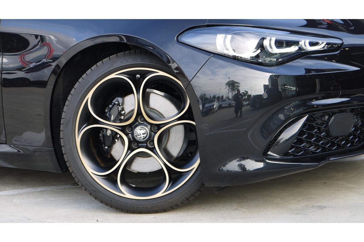 2025 Alfa Romeo Giulia Intensa Series 5