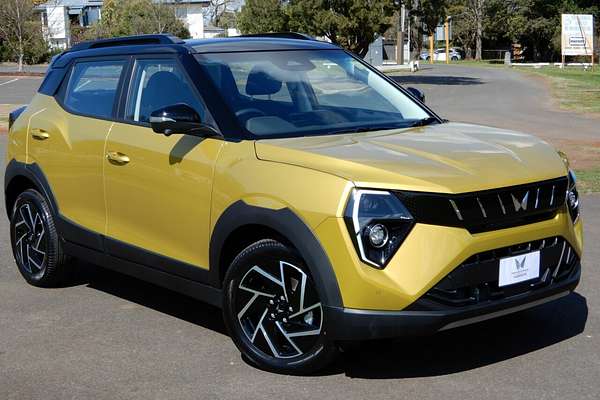 2025 Mahindra XUV3XO AX7L