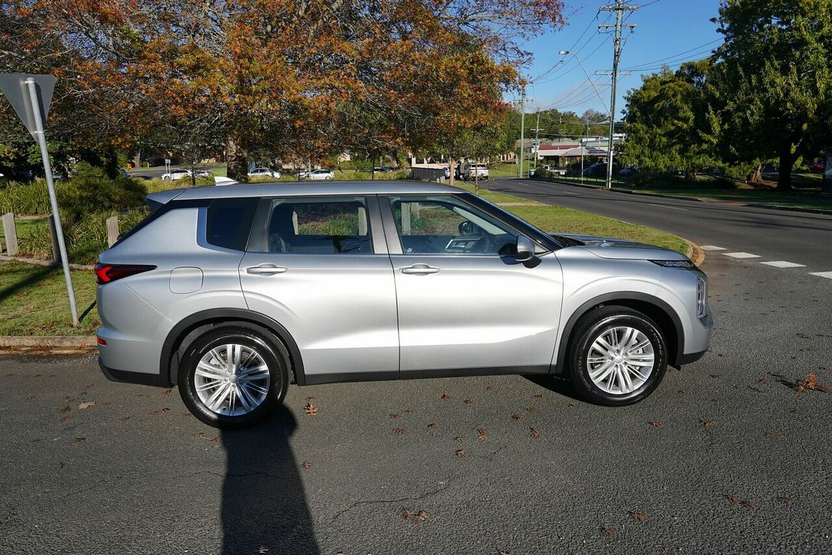 2023 Mitsubishi Outlander ES ZM