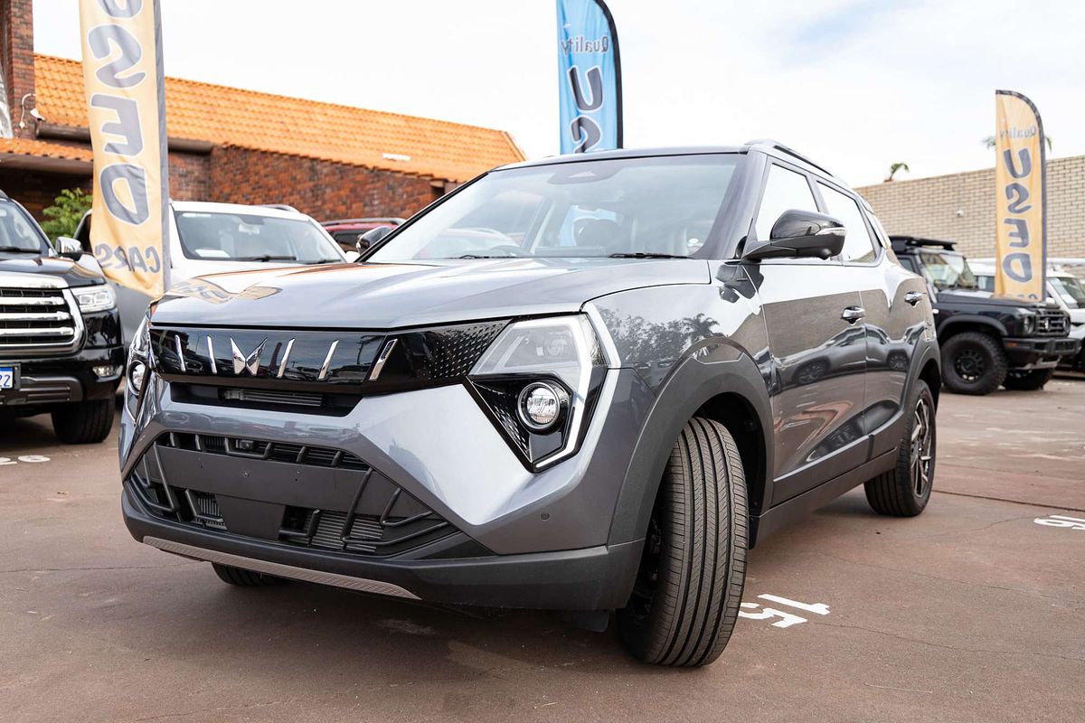 2025 Mahindra XUV3XO AX7L