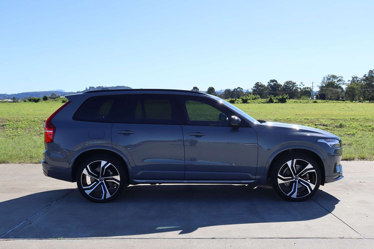 2022 Volvo XC90 B6 R-Design