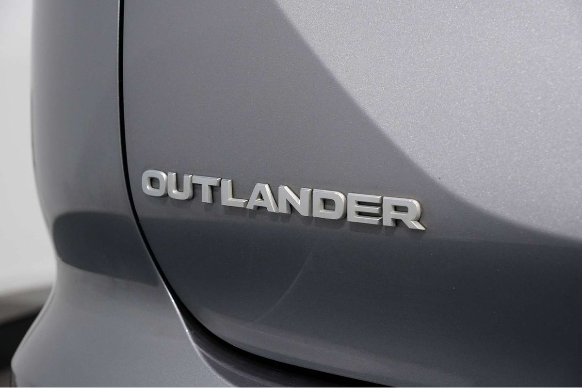 2022 Mitsubishi Outlander ES ZM