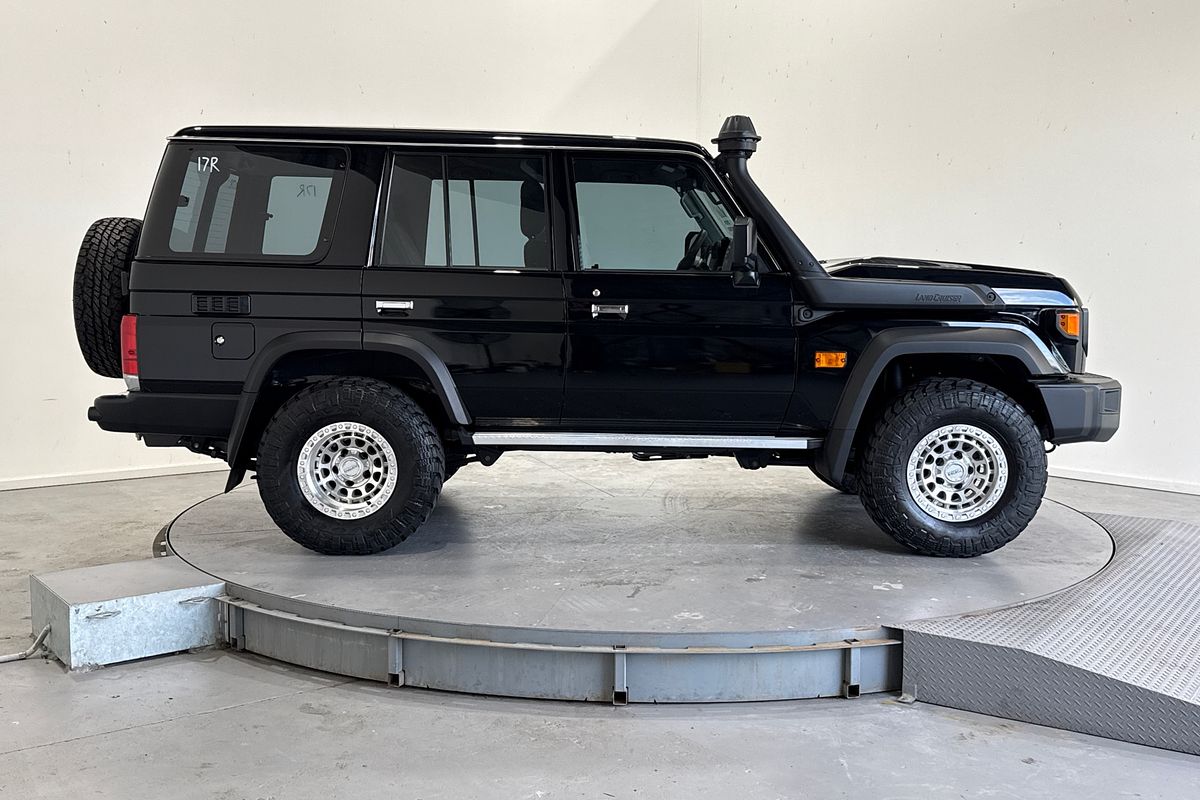 2025 Toyota Landcruiser GXL GDJL76R