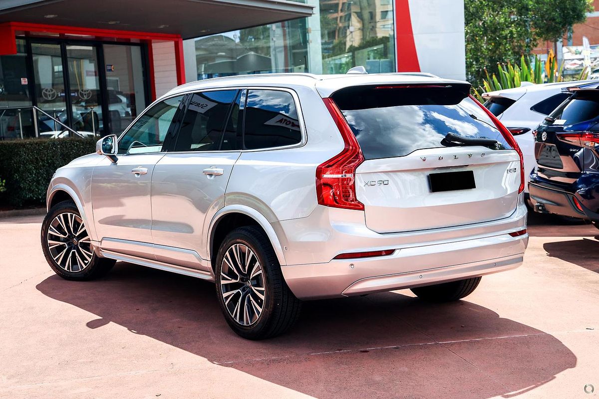 2022 Volvo XC90 B5 Momentum