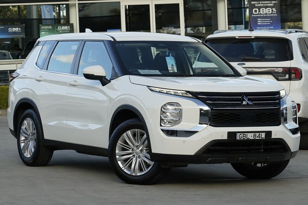 2023 Mitsubishi Outlander ES ZM