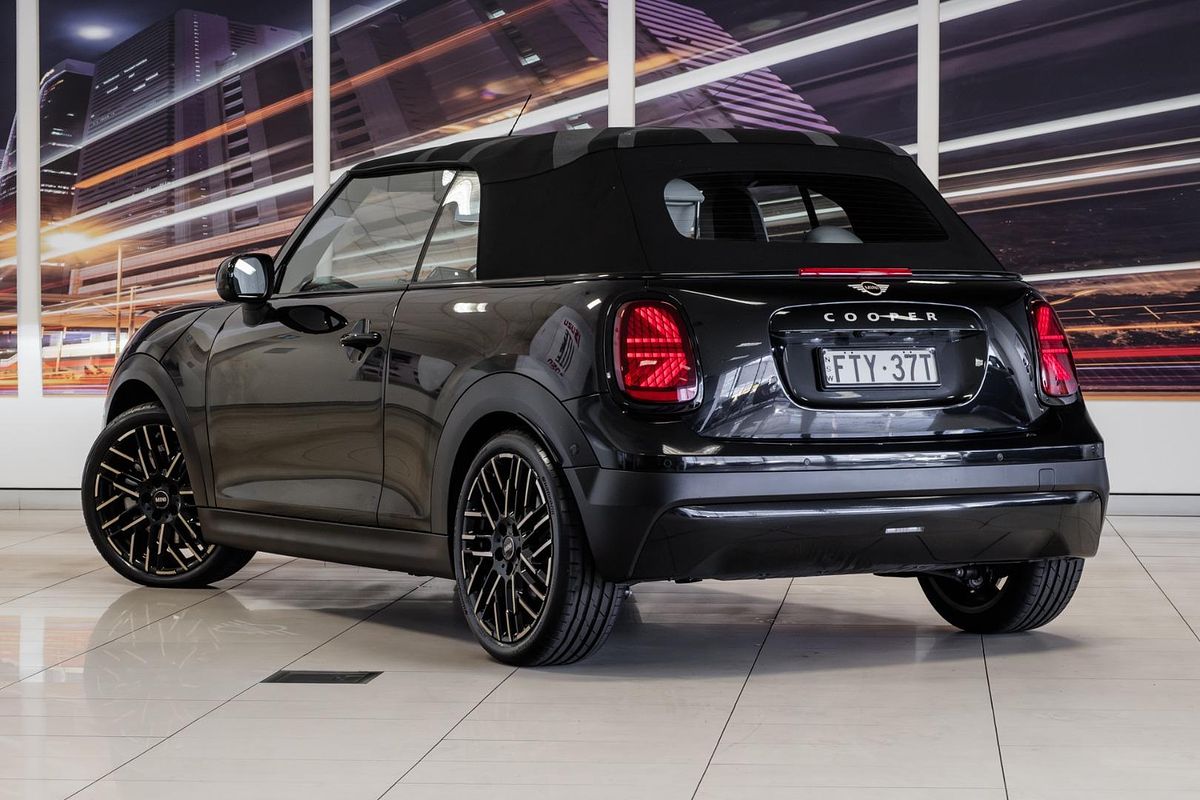 2025 MINI Cooper C Favoured F67