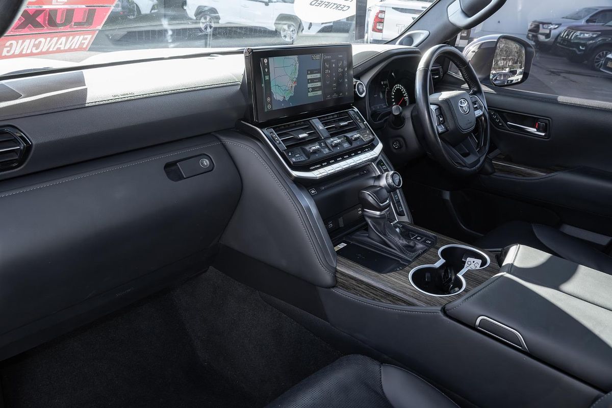 2024 Toyota Landcruiser Sahara FJA300R