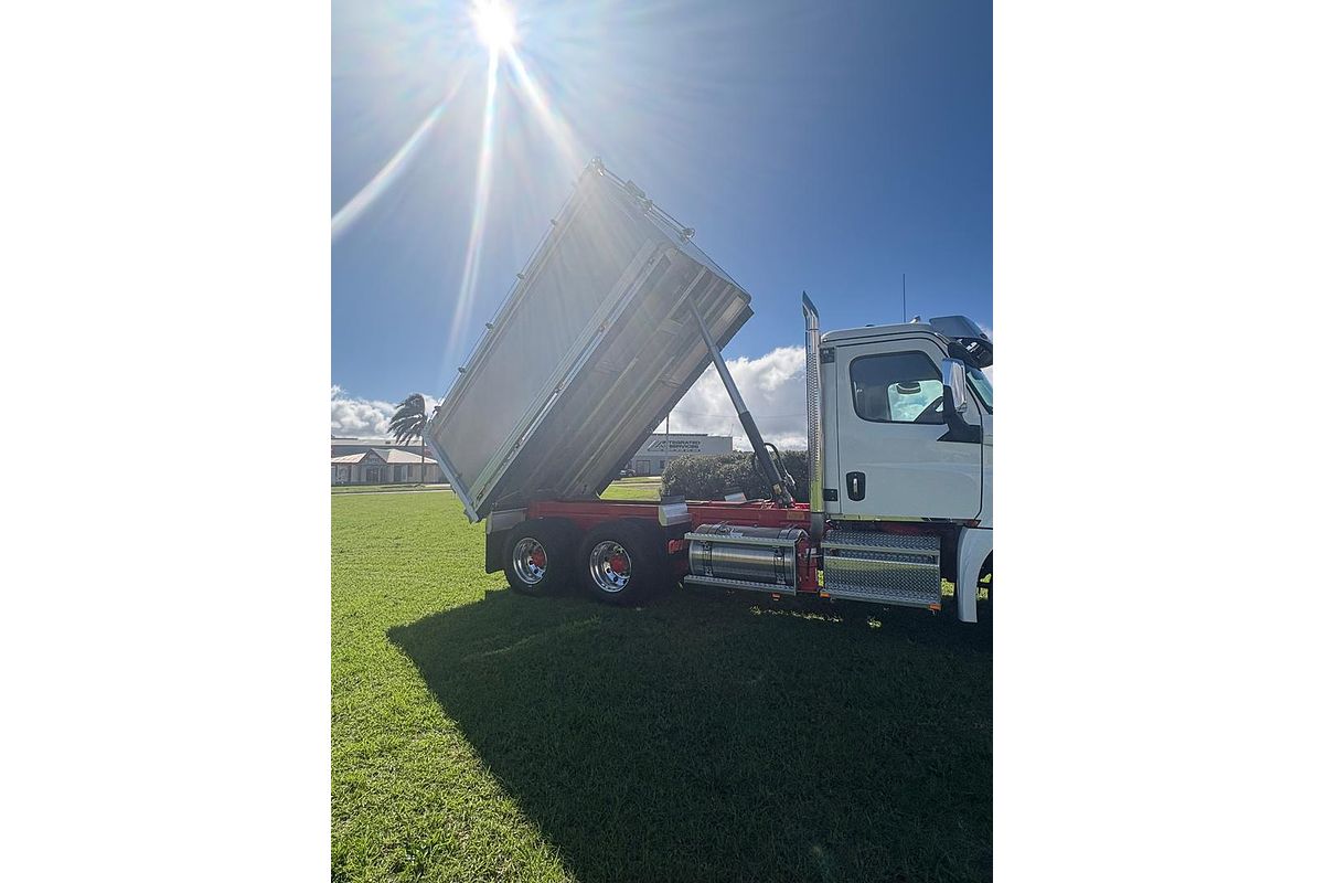 2024 Freightliner Cascadia 126 Tipper image 9