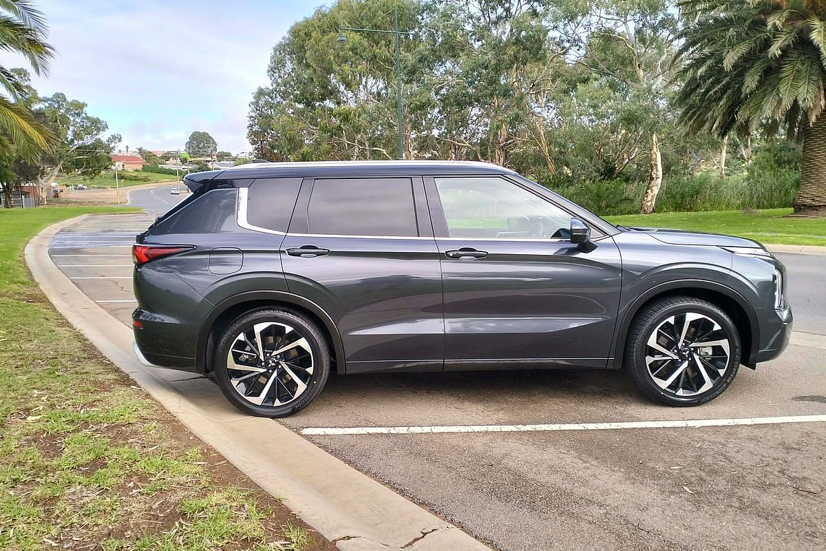 2024 Mitsubishi Outlander Exceed Tourer ZM