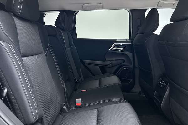 2025 Mitsubishi Outlander LS ZM thumb-11