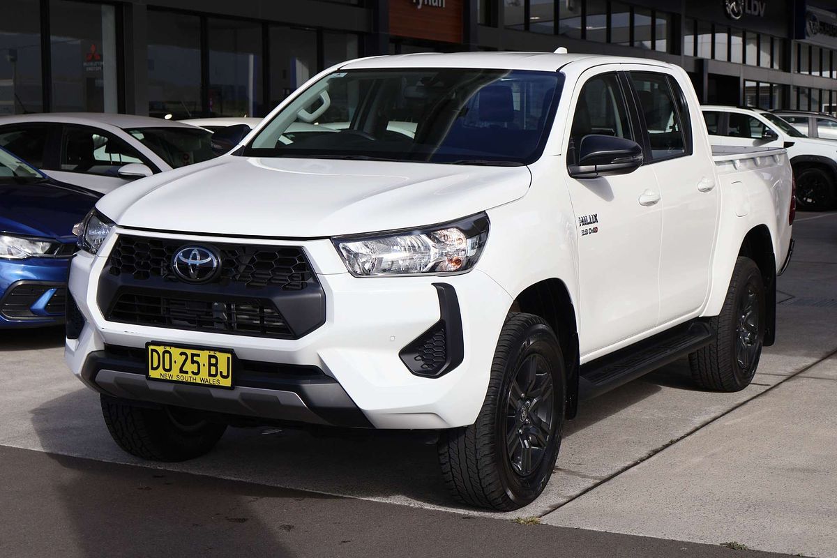 2025 Toyota Hilux SR GUN126R 4X4 image 3