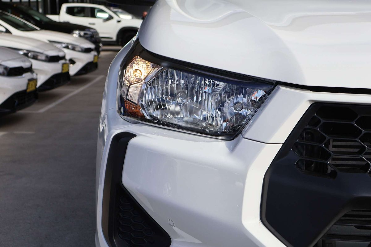 2025 Toyota Hilux SR GUN126R 4X4 image 4