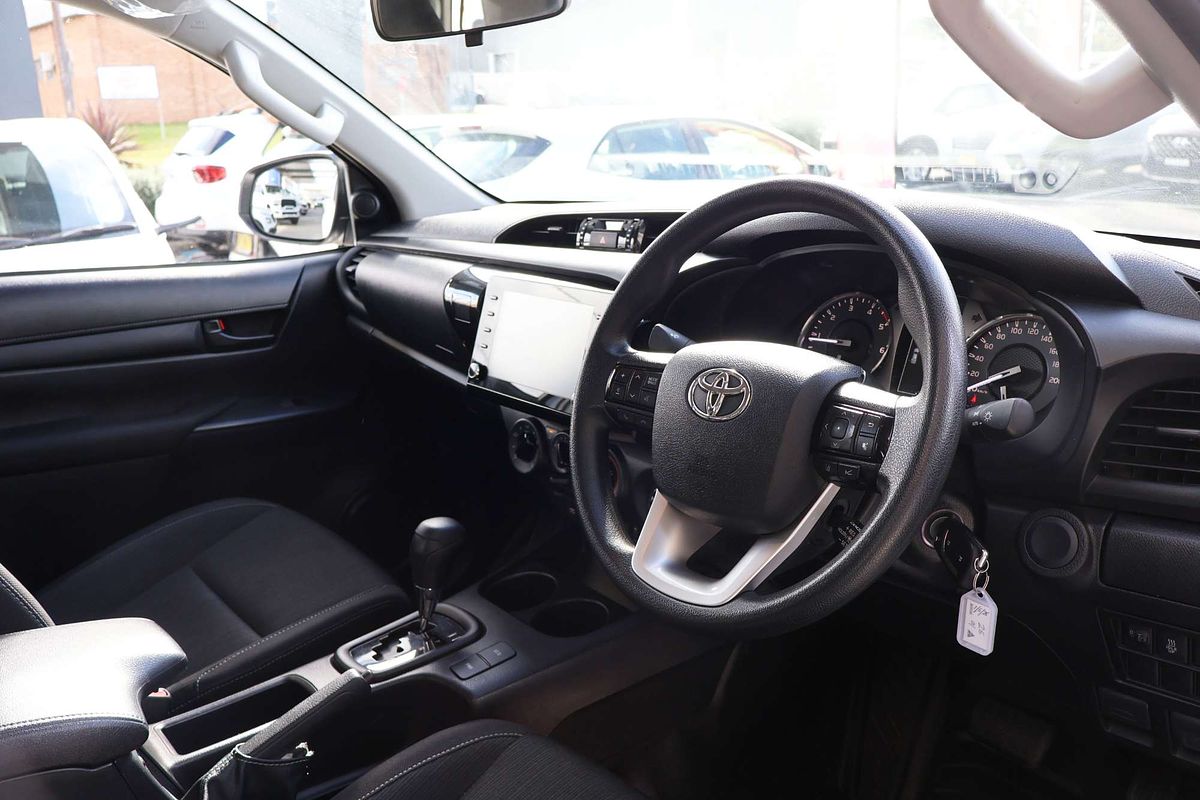2025 Toyota Hilux SR GUN126R 4X4 image 6