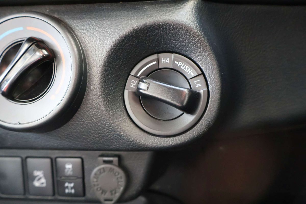 2025 Toyota Hilux SR GUN126R 4X4 image 16