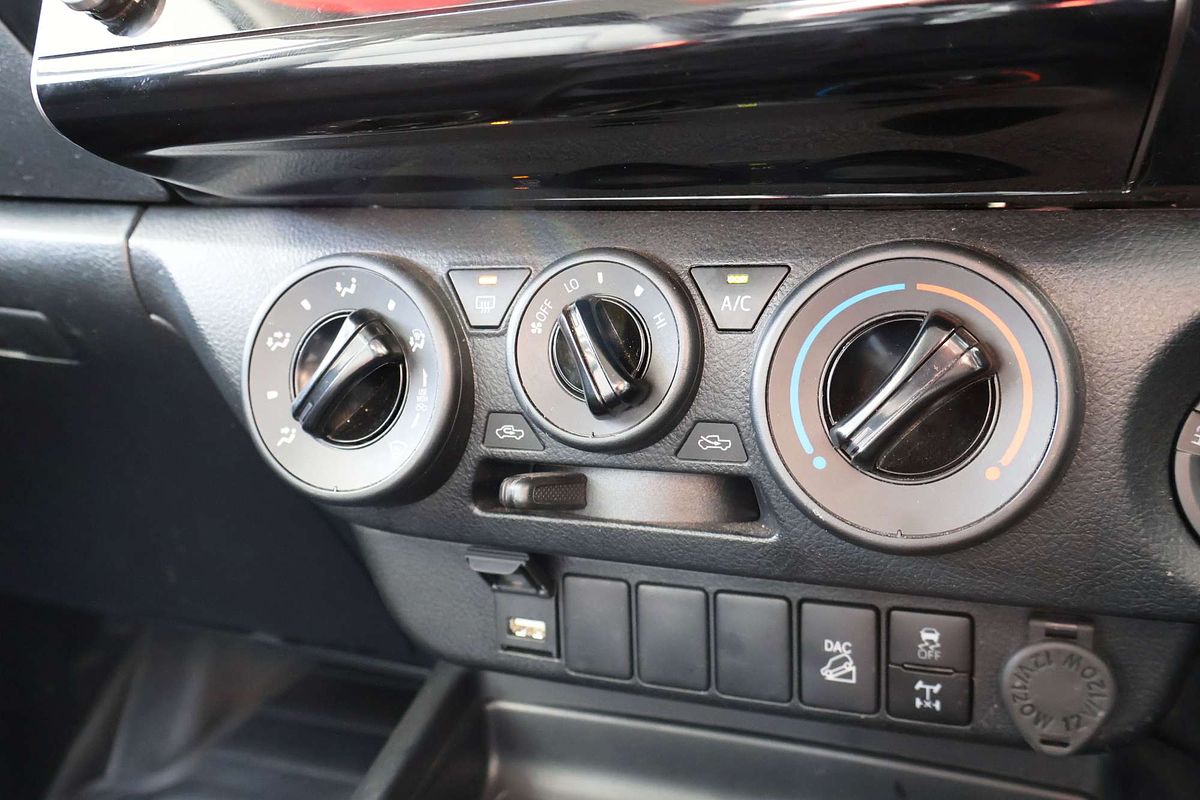2025 Toyota Hilux SR GUN126R 4X4 image 18