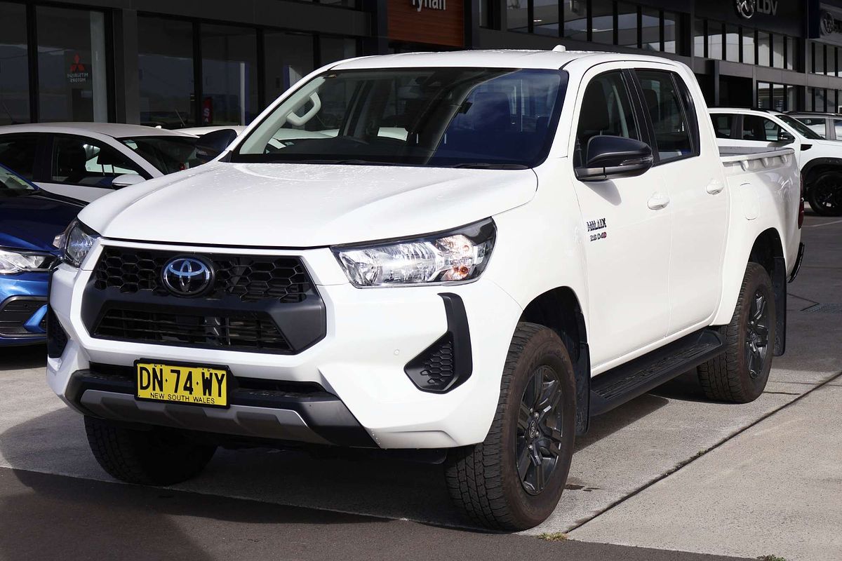 2025 Toyota Hilux SR GUN126R 4X4 image 3