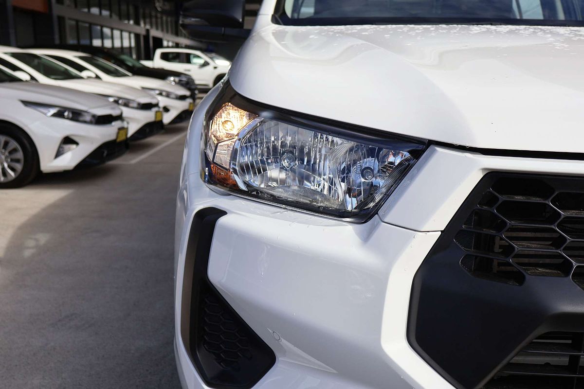 2025 Toyota Hilux SR GUN126R 4X4 image 4