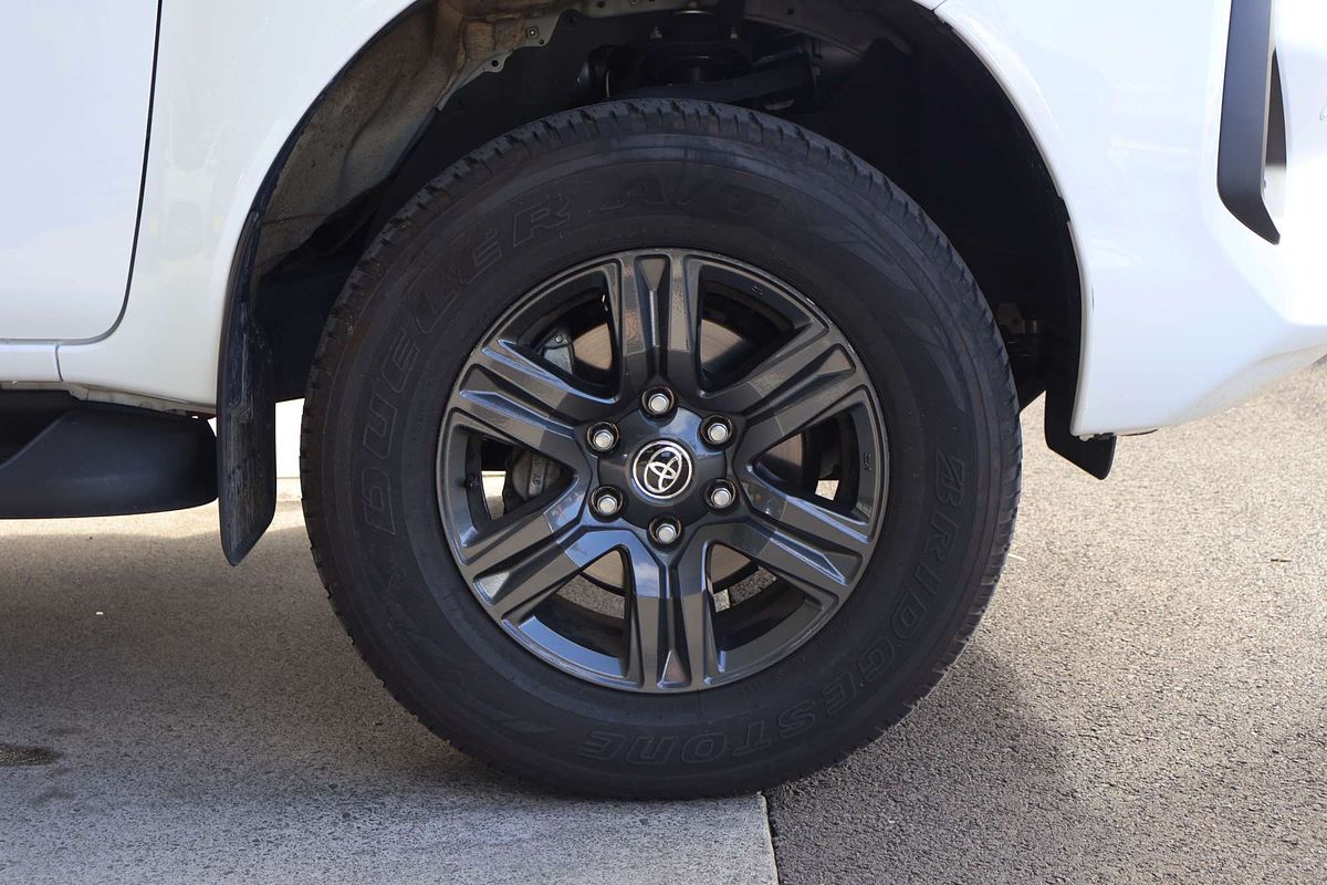 2025 Toyota Hilux SR GUN126R 4X4 image 5