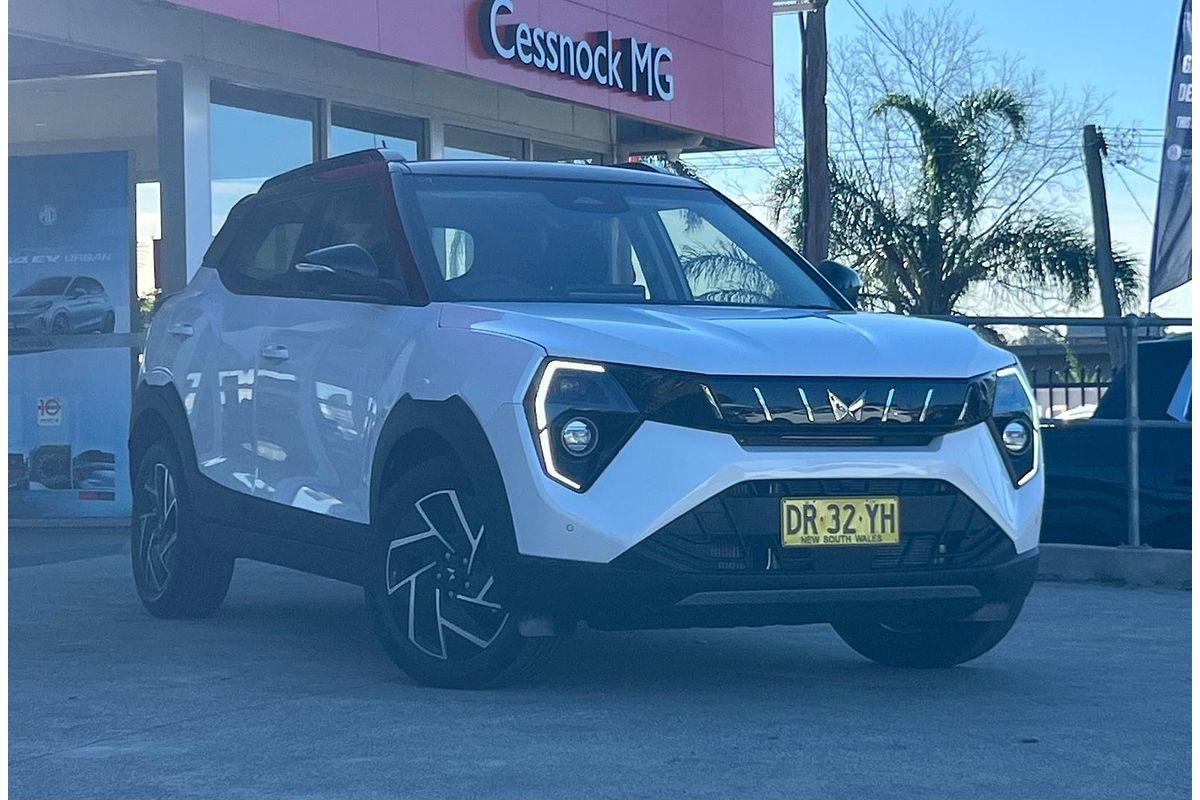 2025 Mahindra XUV700 AX7