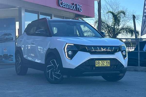 2025 Mahindra XUV700 AX7