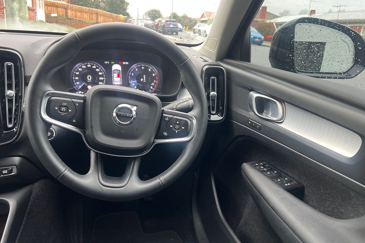 2021 Volvo XC40 T4 Momentum
