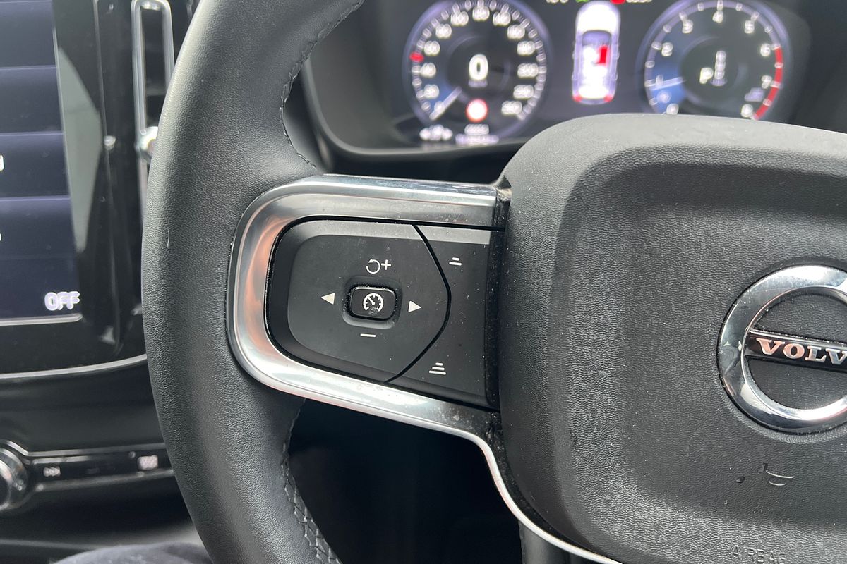 2021 Volvo XC40 T4 Momentum