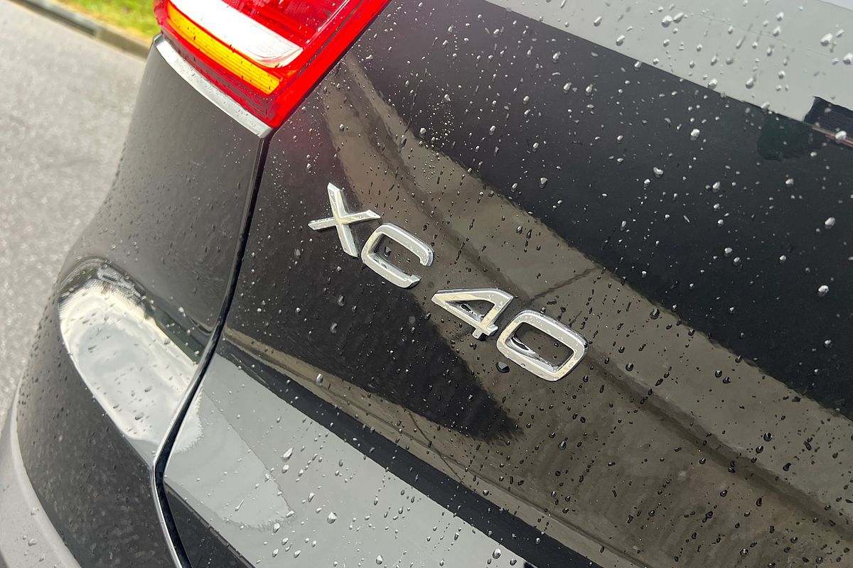 2021 Volvo XC40 T4 Momentum