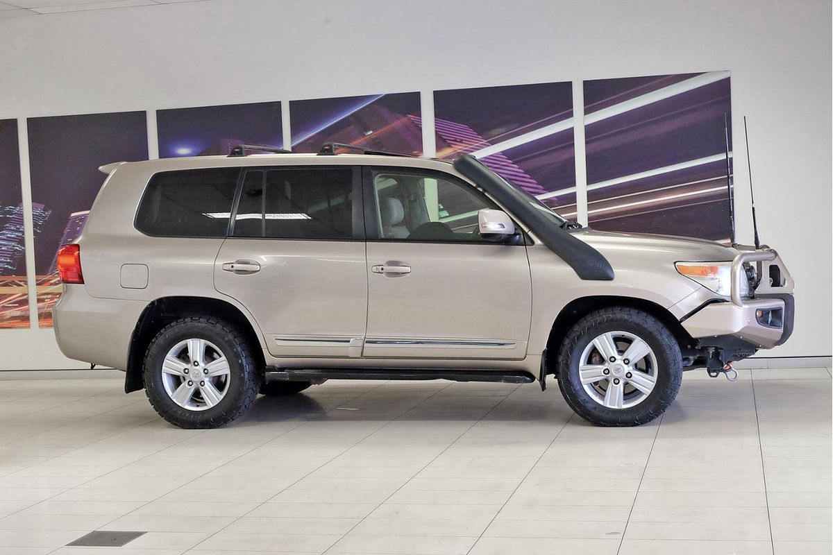 2013 Toyota Landcruiser Sahara VDJ200R image 3